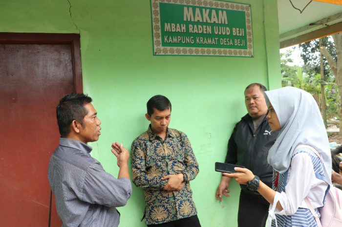 Penulis berkemeja abu abu bersama dua orang tokoh pemuda keramat beji (Roni) saat memaparkan riwayat makom mbah raden wujud beji